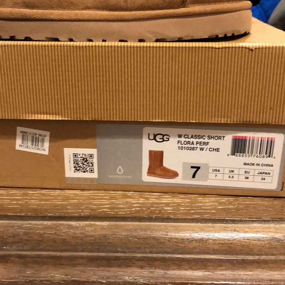 UGG classic short flora perf chestnut - Picture 2 of 8